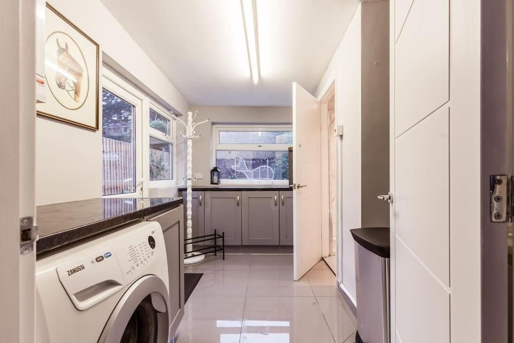 4 Bedroom House, 2 Min Walk From Station 런던 외부 사진