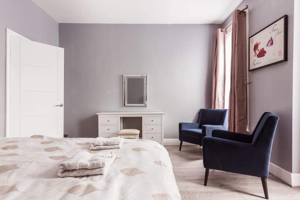 4 Bedroom House, 2 Min Walk From Station 런던 외부 사진