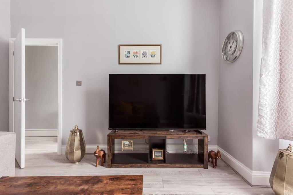 4 Bedroom House, 2 Min Walk From Station 런던 외부 사진