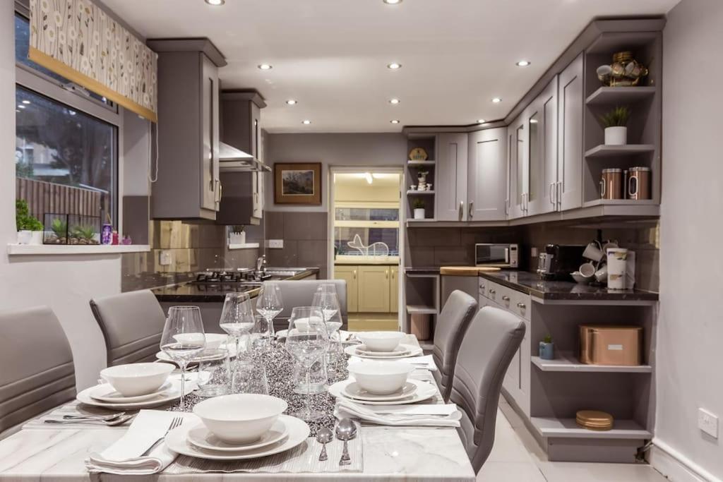 4 Bedroom House, 2 Min Walk From Station 런던 외부 사진