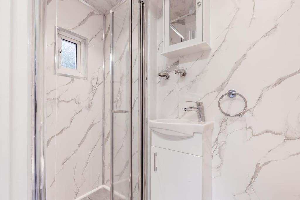 4 Bedroom House, 2 Min Walk From Station 런던 외부 사진