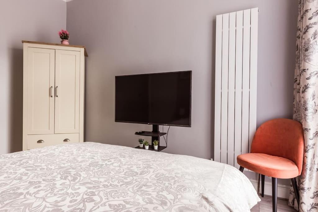4 Bedroom House, 2 Min Walk From Station 런던 외부 사진