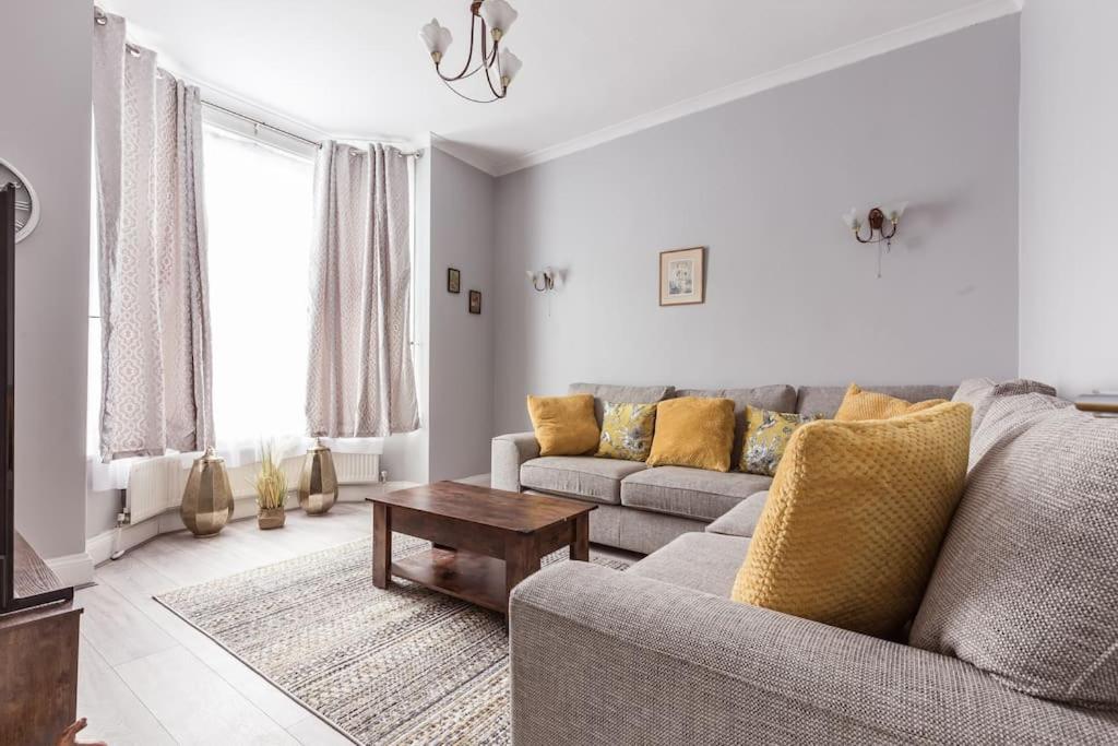 4 Bedroom House, 2 Min Walk From Station 런던 외부 사진
