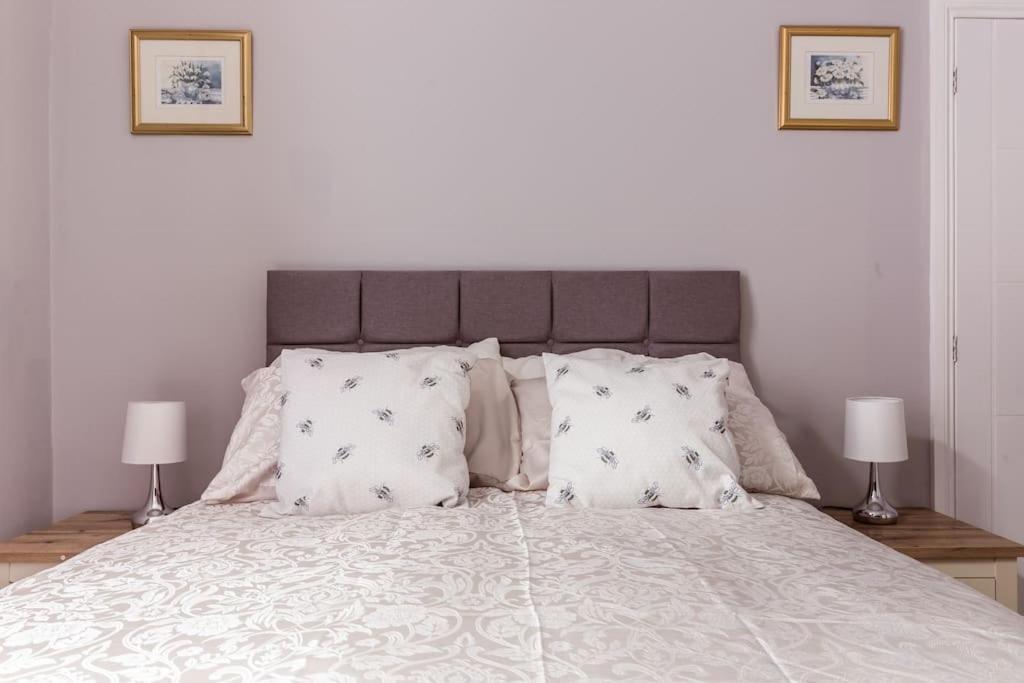 4 Bedroom House, 2 Min Walk From Station 런던 외부 사진