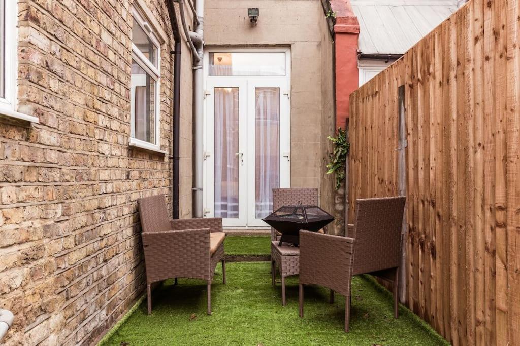 4 Bedroom House, 2 Min Walk From Station 런던 외부 사진