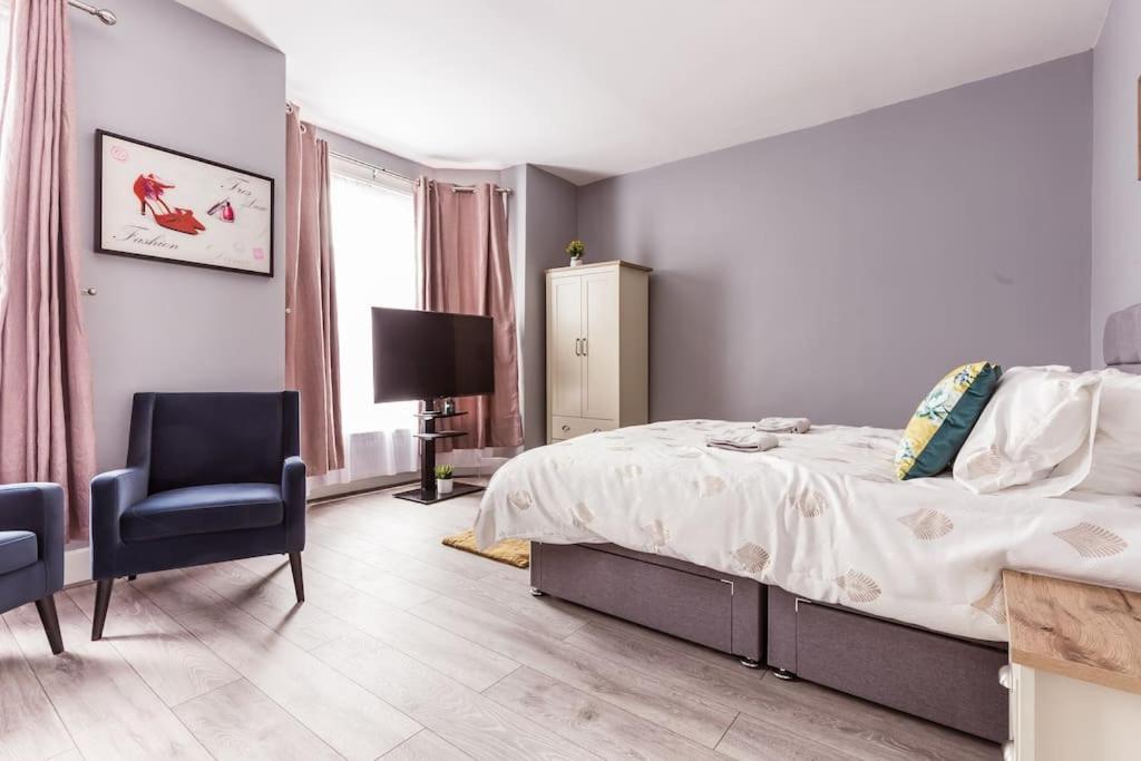 4 Bedroom House, 2 Min Walk From Station 런던 외부 사진
