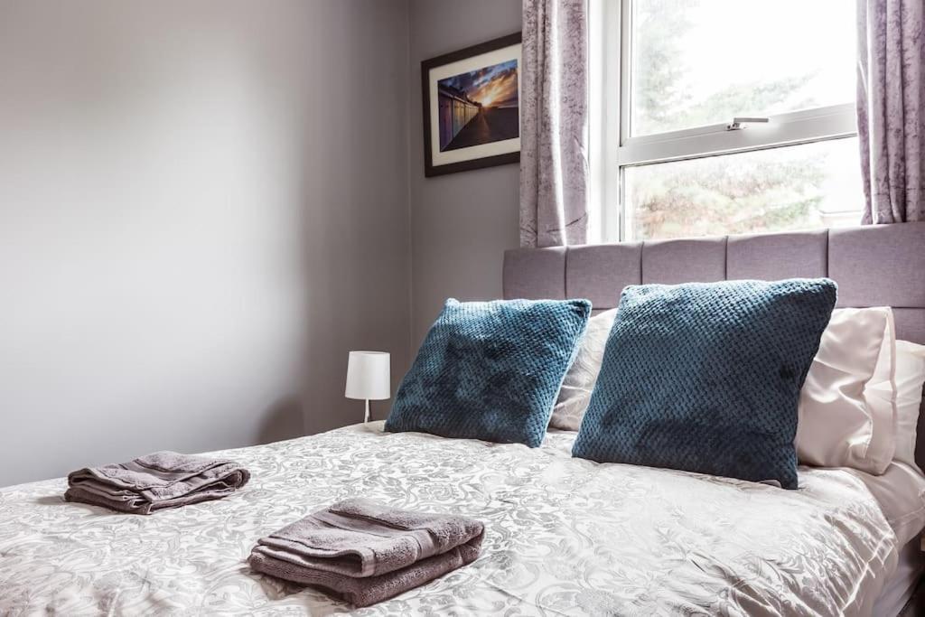 4 Bedroom House, 2 Min Walk From Station 런던 외부 사진