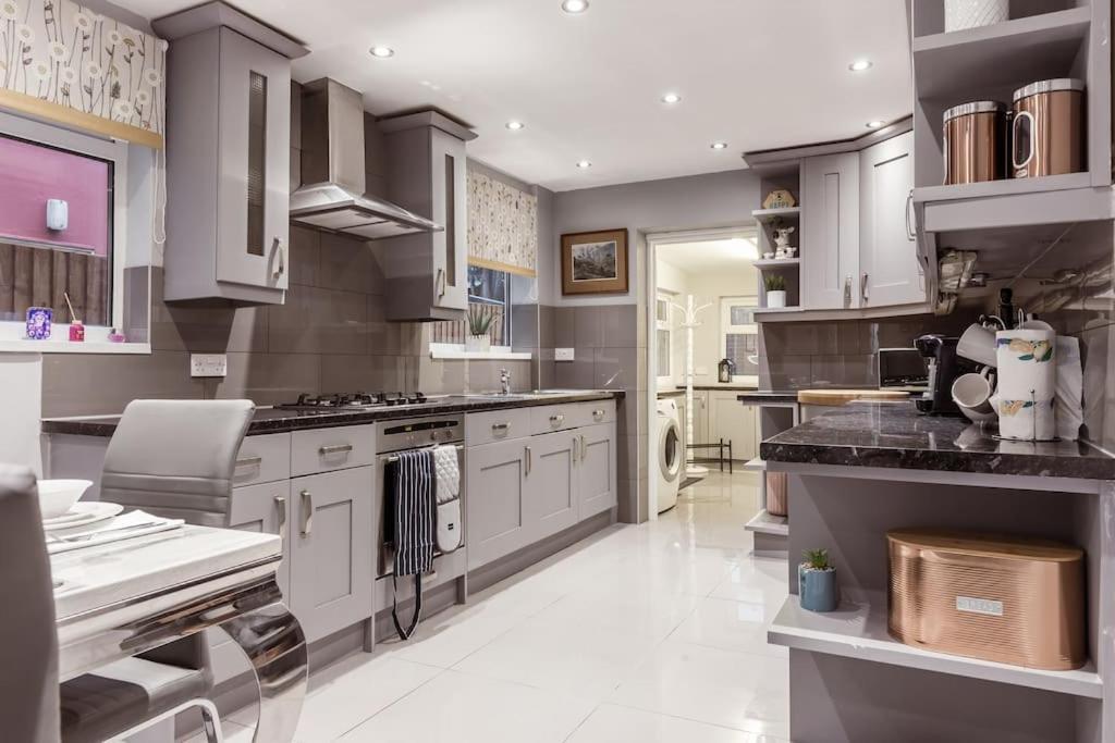 4 Bedroom House, 2 Min Walk From Station 런던 외부 사진
