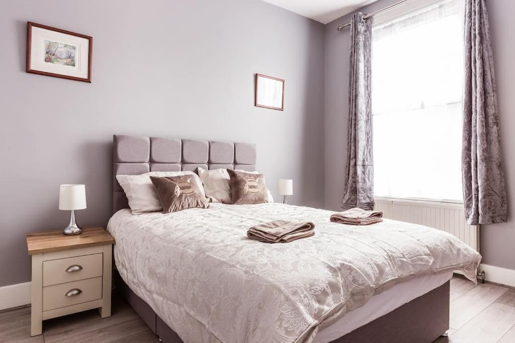 4 Bedroom House, 2 Min Walk From Station 런던 외부 사진