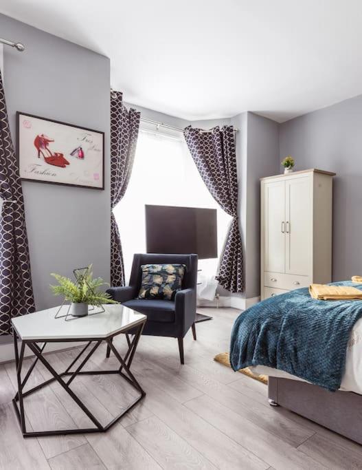 4 Bedroom House, 2 Min Walk From Station 런던 외부 사진