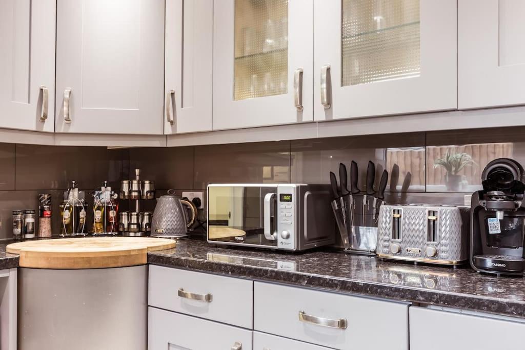 4 Bedroom House, 2 Min Walk From Station 런던 외부 사진