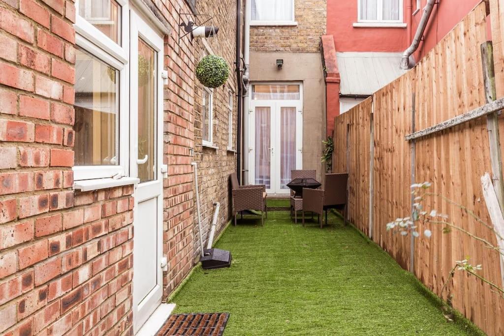4 Bedroom House, 2 Min Walk From Station 런던 외부 사진