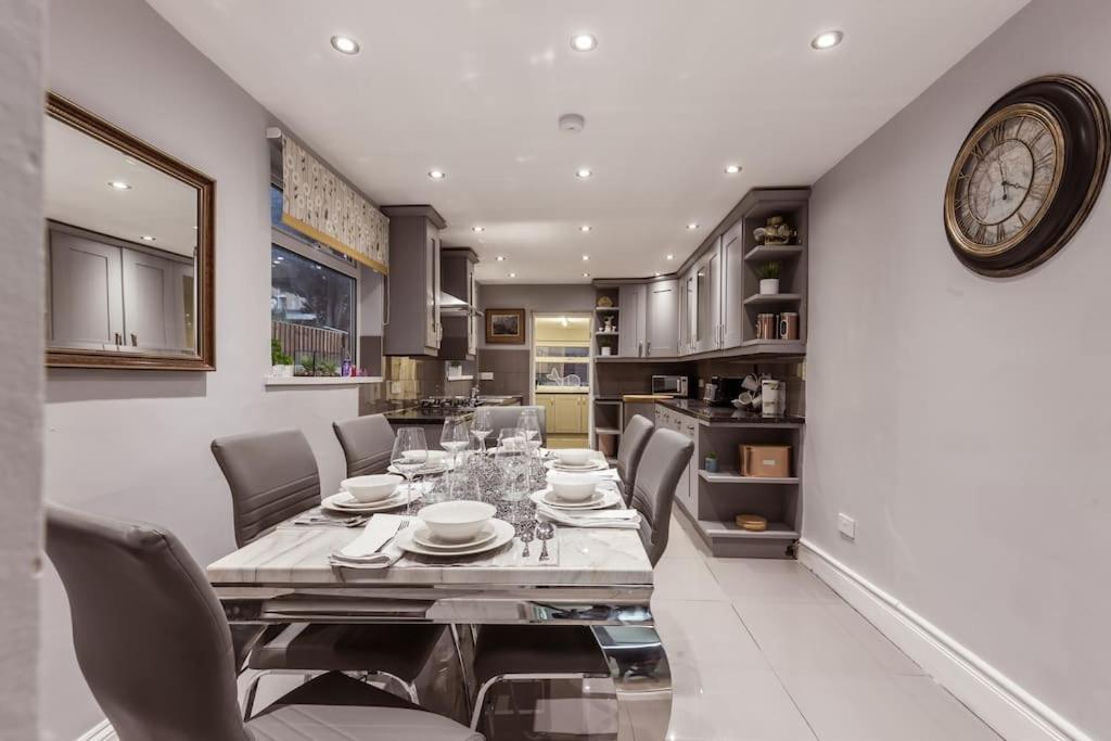 4 Bedroom House, 2 Min Walk From Station 런던 외부 사진