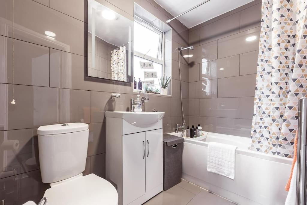 4 Bedroom House, 2 Min Walk From Station 런던 외부 사진
