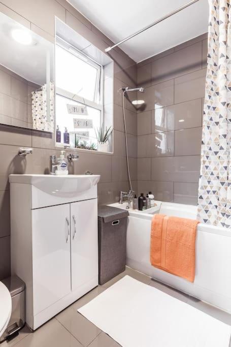 4 Bedroom House, 2 Min Walk From Station 런던 외부 사진